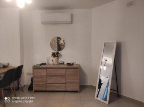 spacious one bedroom apartment by the beach and near st julians